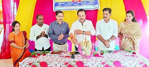 ಪುತ್ತೂರು ವಿಧಾನಸಭಾ ಕ್ಷೇತ್ರದ 17ನೇ ಅಕ್ರಮ ಸಕ್ರಮ ಬೈಠಕ್ ಉದ್ಘಾಟಿಸಿ ಶಾಸಕ ಅಶೋಕ್ ರೈ ಮಾತನಾಡಿದರು. ಪ್ರಮುಖರಾದ ಮಹಮ್ಮದ್ ಬಡಗನ್ನೂರು, ಬಿ.ಎಸ್ ಕೂಡಲಗಿ, ರೂಪರೇಖಾ ಆಳ್ವ ಮೊದಲಾದವರಿದ್ದರು. 