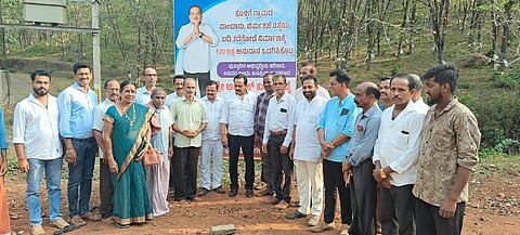  ಕೊಳ್ತಿಗೆ ಗ್ರಾಮದ ಪಾಂಬಾರು ಸಮೀಪದ ಬೀರ್ಮಕಜೆಯಲ್ಲಿ ತಡೆಗೋಡೆ ಕಾಮಗಾರಿಗೆ ಶಾಸಕ ಅಶೋಕ್ ರೈ ಶಿಲಾನ್ಯಾಸಗೈದರು. ಅಮಲ ರಾಮಚಂದ್ರ, ಕಾಂಗ್ರೆಸ್ ಮುಖಂಡರು ಮೊದಲಾದವರು ಇದ್ದರು.  