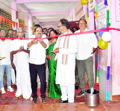  ಕಾವು ಸರ್ಕಾರಿ ಶಾಲೆಯಲ್ಲಿ ಶಾಸಕ ಅಶೋಕ್ ರೈ ವಿವಿಧ ಕಾಮಗಾರಿಗಳ ಉದ್ಘಾಟಿಸಿದರು. ಕಾವು ಹೇಮನಾಥ ಶೆಟ್ಟಿ, ನನ್ಯ ಅಚ್ಚುತ ಮೂಡೆತ್ತಾಯ, ಶ್ರೀರಾಮ ಪಕ್ಕಳ ಮತ್ತಿತರರು ಇದ್ದರು.