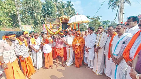  ಶ್ರೀರಾಮ-ಹನುಮ ಜ್ಯೋತಿ ರಥಯಾತ್ರೆಯನ್ನು ಹನುಮಗಿರಿ ಪ್ರವೇಶ ದ್ವಾರದಲ್ಲಿ ಸ್ವಾಗತಿಸಿ ಬಳಿಕ ಅವಳಿ ಜ್ಯೋತಿಯನ್ನು ಮೆರವಣಿಗೆಯ ಮೂಲಕ ಪಂಚಮುಖಿ ಆಂಜನೇಯ ಕ್ಷೇತ್ರಕ್ಕೆ ಕೊಂಡೊಯ್ಯಲಾಯಿತು. 