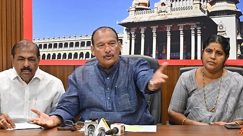 ರಾಜ್ಯ ಸರ್ಕಾರದ ಅಮೃತ್ ಯೋಜನೆ, ಜಲ್ ಹೀ ಅಮೃತ್, ಒಳಚರಂಡಿ ಸೇರಿದಂತೆ ಮಂಗಳೂರು ನಗರದಲ್ಲಿ 235.68 ಕೋಟಿ ರೂ.ಗಳ ಅಭಿವೃದ್ಧಿ ಕಾಮಗಾರಿಗಳು ನಡೆಯುತ್ತಿವೆ. ಹಾಗಾಗಿ ಮಂಗಳೂರು ನಗರದ ಅಭಿವೃದ್ಧಿ ವಿಷಯದಲ್ಲಿ ರಾಜಕಾರಣ ಬೇಡ ಎಂದು ವಿಧಾನ ಪರಿಷತ್ ಸದಸ್ಯ ಐವನ್ ಡಿಸೋಜಾ ಹೇಳಿದ್ದಾರೆ.