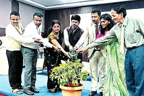 ದಾವಣಗೆರೆಯ ಜೈನ್ ತಾಂತ್ರಿಕ ಮಹಾವಿದ್ಯಾಲಯದಲ್ಲಿ ಶುಕ್ರವಾರ, ವಿಶ್ವ ಪರಿಸರ ದಿನಾಚರಣೆ ಉದ್ಘಾಟನಾ ಕಾರ್ಯಕ್ರಮದಲ್ಲಿ ರಂಗೇಗೌಡ ಸಿ, ಡಾ. ಗಣೇಶ್ ಡಿ.ಬಿ, ಶೈಲಜಾ ವಿ. ಅಮೀನ್‌ಗಡ್, ಡಾ. ರಾಹುಲ್ ಪಾಟೀಲ್ ಇದ್ದರು.