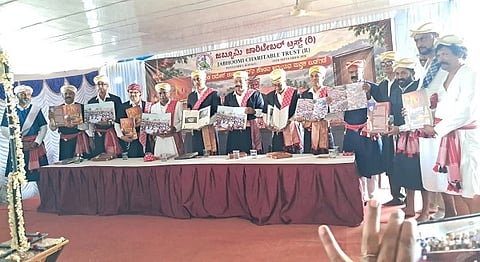 ಜಬ್ಬೂಮಿ ಚಾರಿಟೇಬಲ್ ಟ್ರಸ್ಟ್ ವತಿಯಿಂದ ಹಿರಿಯ ಸಾಹಿತಿ ಐತಿಚಂಡ ರಮೇಶ್ ಉತ್ತಪ್ಪ ರಚಿಸಿರುವ ಕೊಡವ ವೀರ ಜನಾಂಗದ ಅಂತರಾತ್ಮ ಭಾಗ ೧ ಪುಸ್ತಕವನ್ನು ಲೋಕಾರ್ಪಣೆಗೊಳಿಸಲಾಯಿತು. ಎ.ಎಸ್.ಪೊನ್ನಣ್ಣ, ಸುಜಾ ಕುಶಾಲಪ್ಪ, ರಾಜೀವ್ ಬೋಪಯ್ಯ ಇತರರಿದ್ದರು.