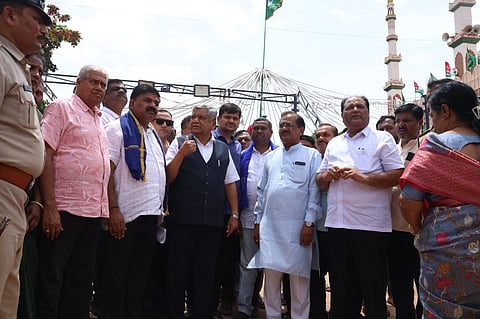 jagadish shetter ಹಳೇ ಹುಬ್ಬಳ್ಳಿ ಆಸರ ಓಣಿಯ ಶ್ರೀ ಭವಾನಿ ಶಂಕರ ದೇವಸ್ಥಾನಕ್ಕೆ ಬೆಳಗಾವಿ ಸಂಸದ ಜಗದೀಶ ಶೆಟ್ಟರ್ ಮಂಗಳವಾರ ಭೇಟಿ ನೀಡಿ ಚರ್ಚಿಸಿದರು.