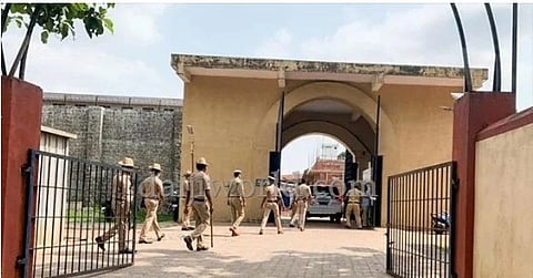 ಮಂಗಳೂರು ಜಿಲ್ಲಾ ಕಾರಾಗೃಹಕ್ಕೆ ಬರ್ಕೆ ಠಾಣೆ ಪೊಲೀಸರು ದಾಳಿ 