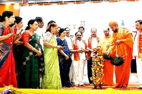ದಾವಣಗೆರೆಯಲ್ಲಿ ಶನಿವಾರ ಆಯೋಜಿಸಿದ್ದ ಗುರುವಂದನಾ ಕಾರ್ಯಕ್ರಮದಲ್ಲಿ ಜಗದ್ಗುರು ಶ್ರೀ ಡಾ. ದೇವೇಂದ್ರ ಕೀರ್ತಿ ಭಟ್ಟಾರಕ ಪಟ್ಟಾಚಾರ್ಯವರ್ಯ ಸ್ವಾಮೀಜಿ, ಜಗದ್ಗುರು ಶ್ರೀ ಅಭಿನವ ಚಾರುಕೀರ್ತಿ ಪಂಡಿತಾಚಾರ್ಯವರ್ಯ ಭಟ್ಟಾರಕ ಪಟ್ಟಾಚಾರ್ಯವರ್ಯ ಸ್ವಾಮೀಜಿ, ಡಿ. ಸುಧಾಕರ್, ಹರ್ಷಿಣಿ ಸುಧಾಕರ್, ಎಚ್.ಎಸ್. ಶಿವಶಂಕರ್, ಪದ್ಮ ಪ್ರಕಾಶ್, ಸುನೀಲ್ ಕುಮಾರ್ ಡಿ, ಅಜಿತ್ ಕುಮಾರ್ ಬಿ.ಎಸ್, ಕೋಮಲ್ ಕುಂದನ್ ಇದ್ದರು.