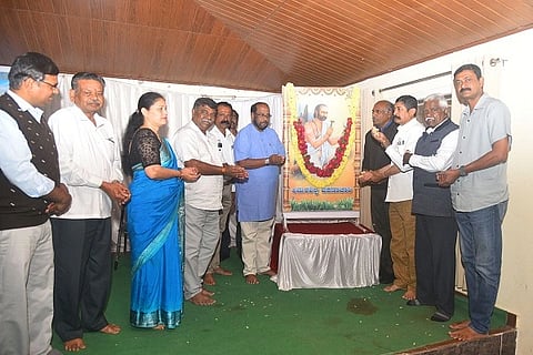 ನಗರದ ಗಾಂಧಿ ಭವನದಲ್ಲಿ ಗುರುವಾರ ನಡೆದ ವಿಶ್ವಕರ್ಮ ಅಮರಶಿಲ್ಪಿ ಜಕಣಾಚಾರಿ ಸಂಸ್ಮರಣಾ ದಿನಾಚರಣೆ ಕಾರ್ಯಕ್ರಮದಲ್ಲಿ ಉ.ರಾ.ನಾಗೇಶ್, ಎಸ್.ಜೆ.ದೇವದಾಸ್, ಬಿ.ಬಿ.ನಾಗರಾಜು, ಕುಮಾರ ಇತರರಿದ್ದರು.