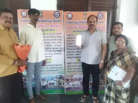 ಕೋಲಾರ ಜಿಲ್ಲಾಧಿಕಾರಿ ಎಂ.ಆರ್​.ರವಿ ಅವರು ಬುಧವಾರ ಸ್ವಯಂ ಗಣತಿ ಮಾಡಿಕೊಳ್ಳುವ ಮೂಲಕ ಜನಗಣತಿ& 2027ಕ್ಕೆ ಚಾಲನೆ ನೀಡಿದರು. ನವೀನ್​ ಚಂದ್ರ ಇದ್ದರು.