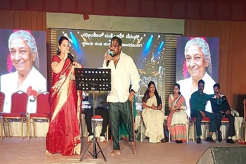 ಕುಶಾಲನಗರದ ಝೇಂಕಾರ್ ಮ್ಯೂಸಿಕಲ್ ಇವೆಂಟ್ ಮತ್ತು ಸ್ಥಳೀಯ ಸಂಘ ಸಂಸ್ಥೆಗಳ ಆಶ್ರಯದೊಂದಿಗೆ ನಡೆದ ಜಾನಕಿಯಾನ ಮಧುರ ಗಾನ ಕಾರ್ಯಕ್ರಮದಲ್ಲಿ ಕಲಾವಿದರಾದ ರವಿ ಝೇಂಕಾರ್, ಶಾಂತಲಾ ರವಿ ಗಾಯನ ಗಮನ ಸೆಳೆಯಿತು. ರವಿ ಕೊಡಗು, ಅಭಿ, ದಿನೇಶ್ ಮಲ್ಲ, ಲಿಖಿತ್, ರಶ್ಮಿ, ಸ್ವಪ್ನ ಇದ್ದರು.