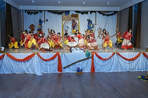ಮಡಿಕೇರಿಯ ಕೊಡಗು ವಿದ್ಯಾಲಯದಲ್ಲಿ ನಡೆದ ಶ್ರೀಕೃಷ್ಣ ಜನ್ಮಾಷ್ಟಮಿ ಕಾರ್ಯಕ್ರಮದಲ್ಲಿ ಮಕ್ಕಳು ಶ್ರೀಕೃಷ್ಣ ಹಾಗೂ ರಾಧೆಯ ವೇಷಭೂಷಣಗಳಲ್ಲಿ ಕಂಗೊಳಿಸಿದರು.