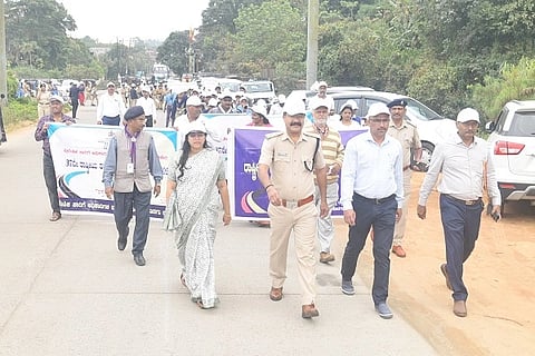 ರಸ್ತೆ ಸುರಕ್ಷತಾ ಮಾಸಾಚರಣೆ ಹಿನ್ನೆಲೆಯಲ್ಲಿ ಮಡಿಕೇರಿಯಲ್ಲಿ ಜಾಗೃತಿ ಜಾಥಾ ನಡೆಯಿತು. ಬಾರಿಕೆ ದಿನೇಶ್ ಕುಮಾರ್, ಆರ್. ಐಶ್ವರ್ಯ, ಬೇಬಿ ಮ್ಯಾಥ್ಯೂ, ಸತೀಶ್, ಶಾಲಾ ಮಕ್ಕಳು ಮತ್ತಿತರರು ಇದ್ದರು.