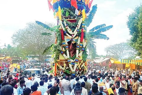 ದಾವಣಗೆರೆ ತಾಲೂಕು ಕಡ್ಲೇಬಾಳು ಗ್ರಾಮದಲ್ಲಿ ಮಂಗಳವಾರ ಮಧ್ವ ನವಮಿ ಅಂಗವಾಗಿ ಬ್ರಹ್ಮ ರಥೋತ್ಸವ ವಿಜೃಂಭಣೆಯಿಂದ ನೆರವೇರಿತು. ಅಪಾರ ಸಂಖ್ಯೆಯಲ್ಲಿ ಭಕ್ತರು ಸೇರಿದ್ದರು.