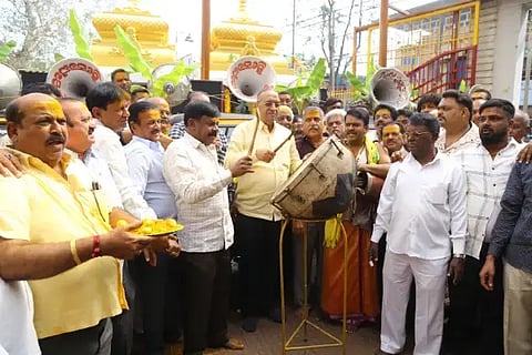 ಶಿವಮೊಗ್ಗ ಕೋಟೆ ಮಾರಿಕಾಂಬ ಜಾತ್ರೆಗೆ ಮಂಗಳವಾರ ಸಾರು (ಅಂಕೆ) ಹಾಕುವ ಮೂಲಕ ಅಧಿಕೃತ ಚಾಲನೆ ನೀಡಲಾಯಿತು. ಎಸ್.ಕೆ.ಮರಿಯಪ್ಪ, ಎನ್.ಮಂಜುನಾಥ್, ಎನ್.ಉಮಾಪತಿ, ಎಸ್. ಹನುಮಂತಪ್ಪ, ಡಿ.ಎಂ.ರಾಮಯ್ಯ ಇತರರಿದ್ದರು.