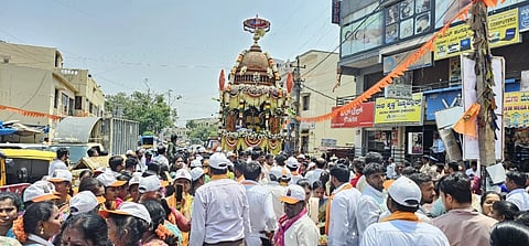 ಹೂಡಿ ಗ್ರಾಮದ ಶ್ರೀ ಲಕ್ಷ್ಮಿ ನಾರಾಯಣ ಸ್ವಾಮಿಯ ಬ್ರಹ್ಮರಥೋತ್ಸವ ಪ್ರಯುಕ್ತ ನಡೆದ ಗ್ರಾಮದೇವತೆಗಳ ಪಲ್ಲಕಿ ಉತ್ಸವ ಹಾಗೂ ಶ್ರೀ ದ್ರೌಪದಮ್ಮ ಹೂವಿನ ಕರಗ ಅದ್ದೂರಿಯಾಗಿ ಜರಗಿತು.