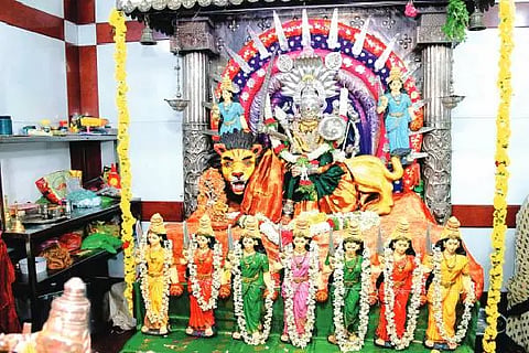 ದಾವಣಗೆರೆ ನಗರದೇವತೆ ಶ್ರೀ ದುರ್ಗಾಂಬಿಕಾ ದೇವಸ್ಥಾನದಲ್ಲಿ ಮಂಗಳವಾರ ಎಡೆ ಜಾತ್ರೆ ಅಂಗವಾಗಿ ದೇವಿಗೆ ವಿಶೇಷ ಅಲಂಕಾರ ಮಾಡಲಾಗಿತ್ತು.