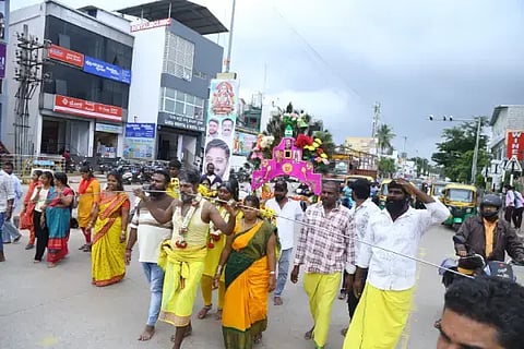 ಶಿವಮೊಗ್ಗ ಗುಡ್ಡೇಕಲ್ ಬಾಲಸುಬ್ರಹ್ಮಣ್ಯ ಸ್ವಾಮಿ ದೇವಸ್ಥಾನದ ಜಾತ್ರೆ ಅಂಗವಾಗಿ ಭಕ್ತರು ಕಾವಲಿ ಸೇವೆ ಸಮರ್ಪಿಸಿದರು.