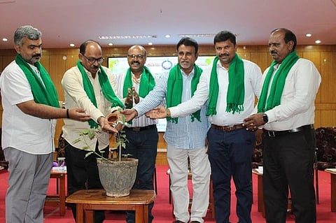  ತುಮಕೂರು ವಿಶ್ವವಿದ್ಯಾಲಯದ ಪ್ರೊ. ಎಂ.ಡಿ. ನಂಜುಂಡಸ್ವಾಮಿ ಅಧ್ಯಯನ ಪೀಠ, ಸಮಾಜಕಾರ್ಯ ಅಧ್ಯಯನ ಮತ್ತು ಸಂಶೋಧನಾ ವಿಭಾಗದ ಸಹಯೋಗದಲ್ಲಿ   ಆಯೋಜಿಸಿದ್ದ ಜಯಮಂಗಲಿ ನದಿ ಪುನಶ್ಚೇತನ ಕಾರ್ಯಾಗಾರವನ್ನು ಶಿವಾನಂದ ಕಳವೆ ಉದ್ಘಾಟಿಸಿದರು. ಪ್ರೊ.ಎಚ್​.ಎಸ್​.ಮೋಹನ್​, ಡಿ.ವಿ. ರಘು, ಪ್ರೊ. ಕೆ. ಜಿ. ಪರಶುರಾಮ್​, ಡಾ.ಎಂ. ಮುನಿರಾಜು , ಮಲ್ಲಿಕಾರ್ಜುನ ಹೊಸಪಾಳ್ಯ ಇದ್ದರು. 