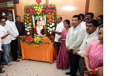 ದಾವಣಗೆರೆ ಜಿಲ್ಲಾಡಳಿತ ಭವನದಲ್ಲಿ ಗುರುವಾರ ಅಮರಶಿಲ್ಪಿ ಜಕಣಾಚಾರಿ ಜಯಂತಿ ಕಾರ್ಯಕ್ರಮದಲ್ಲಿ ಕೆ.ಎಸ್. ಬಸವಂತಪ್ಪ, ದಿನೇಶ ಕೆ. ಶೆಟ್ಟಿ, ಜಿ.ಎಂ. ಗಂಗಾಧರ ಸ್ವಾಮಿ, ಮಮತಾ ಹೊಸಗೌಡರ, ಮಲ್ಲನಾಯ್ಕ, ರೇಷ್ಮಾ ಕೌಸರ್, ರವಿಚಂದ್ರ, ಬಿ.ವಿ. ಶಿವಾನಂದ್ ಇದ್ದರು.