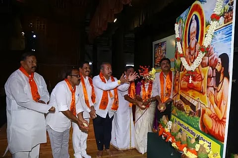 ಜಿಲ್ಲಾಡಳಿತ, ಕನ್ನಡ ಮತ್ತು ಸಂಸ್ಕೃತಿ ಇಲಾಖೆ ಹಾಗೂ ಜಿಲ್ಲಾ ಬಲಿಜ ಸೇವಾ ಸಂಘದಿಂದ ಮಂಗಳವಾರ ಕುವೆಂಪು ರಂಗಮಂದಿರದಲ್ಲಿ ಏರ್ಪಡಿಸಿದ್ದ ಯೋಗಿನಾರೇಯಣ ಯತೀಂದ್ರ (ಕೈವಾರ ತಾತಯ್ಯ) ಜಯಂತಿಯಲ್ಲಿ ಎಸ್.ಎನ್.ಚನ್ನಬಸಪ್ಪ, ಎಚ್.ಉಮೇಶ್, ಎಸ್.ಎನ್.ವೆಂಕಟೇಶ್, ಡಾ.ಬಿ.ಆರ್.ಶಿವಕುಮಾರ್ ಮುಂತಾದವರು ತಾತಯ್ಯ ಭಾವಚಿತ್ರಕ್ಕೆ ಪುಷ್ಪಾರ್ಚನೆ ಸಲ್ಲಿಸಿದರು.
