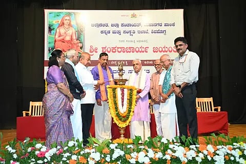 ಶಿವಮೊಗ್ಗ ಜಿಲ್ಲಾಡಳಿತದಿಂದ ಏರ್ಪಡಿಸಿದ್ದ ಶಂಕರಾಚಾರ್ಯರ ಜಯಂತಿ ಕಾರ್ಯಕ್ರಮದಲ್ಲಿ ಎಸ್.ಎನ್.ಚನ್ನಬಸಪ್ಪ, ಕೆ.ಸಿ.ನಟರಾಜ ಭಾಗವತ್, ಡಾ. ಪಿ.ನಾರಾಯಣ್, ಅನುಪಮಾ, ಪಿ.ಎಂ.ಮಾಲತೇಶ್, ಎ.ಎಸ್.ಕೃಷ್ಣಮೂರ್ತಿ, ಎಚ್.ಉಮೇಶ್ ಇದ್ದರು.