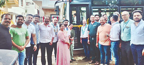 jayapriya foundation ಹುಬ್ಬಳ್ಳಿಯ ಜಯಪ್ರಿಯ ಆಸ್ಪತ್ರೆಗೆ 33 ಆಸನಗಳ ಬಸ್ ಅನ್ನು ಬುಧವಾರ ದೇಣಿಗೆ ನೀಡಲಾಯಿತು.