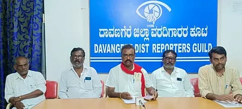 ದಾವಣಗೆರೆ ಸುದ್ದಿಗೋಷ್ಠಿಯಲ್ಲಿ ಕಾರ್ಮಿಕ ಸಂಘಟನೆಗಳ ಜಂಟಿ ಸಮಿತಿ ಜಿಲ್ಲಾ ಘಟಕದ ಮುಖಂಡ ಆವರಗೆರೆ ಎಚ್.ಜಿ. ಉಮೇಶ್, ಎಸ್. ಮುರುಗೇಶ್, ವಿ. ಲಕ್ಷ್ಮಣ್, ಸತೀಶ್ ಅರವಿಂದ್ ಇದ್ದರು. 