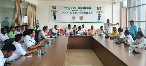 ಬೆಂಗಳೂರಿನ ಜೆಪಿ ಭವನದಲ್ಲಿ ಕೋಲಾರ ಜೆಡಿಎಸ್ ಮುಖಂಡರ ಸಭೆಯಲ್ಲಿ ಸಚಿವ ಎಚ್.ಡಿ.ಕುಮಾರಸ್ವಾಮಿ, ಜೆ.ಕೆ.ಕೃಷ್ಣಾರೆಡ್ಡಿ, ಜಿ.ಕೆ.ವೆಂಕಟಶಿವಾರೆಡ್ಡಿ, ಸಿಎಂಆರ್ ಶ್ರೀನಾಥ್ ಮತಿತರರಿದ್ದರು.