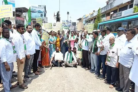 ಲೋಕಸಭೆಯಲ್ಲಿ ಮಹಿಳಾ ಮೀಸಲಾತಿ ಮಸೂದೆಯನ್ನು ಬೆಂಬಲಿಸದ ಪ್ರತಿಪಕ್ಷಗಳ ನಡೆ ಖಂಡಿಸಿ ಜೆಡಿಎಸ್‌ನಿಂದ ಹಮ್ಮಿಕೊಡಿದ್ದ ಪ್ರತಿಭಟನೆಯಲ್ಲಿ ಶಾರದಮ್ಮ ಅಪ್ಪಾಜಿ ಮಾತನಾಡಿದರು. ಶಾರದಾ ಪೂರಾನಾಯ್ಕ, ಕೆ.ಬಿ.ಪ್ರಸನ್ನಕುಮಾರ್, ರಾಮಕೃಷ್ಣ, ಗೀತಾ ಸತೀಶ್, ದೀಪಕ್ ಸಿಂಗ್ ಇದ್ದರು.