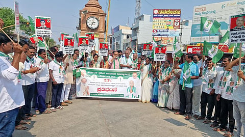 ಮಹಿಳಾ ಮೀಸಲು ಮಸೂದೆ ವಿರೋಧಿಸಿದ ಕಾಂಗ್ರೆಸ್​ ಸಂಸದರ ನಡೆ ಖಂಡಿಸಿ ಜೆಡಿಎಸ್​ ನಾಯಕರು ಕೊಪ್ಪಳದಲ್ಲಿ ಪ್ರತಿಭಟನೆ ನಡೆಸಿದರು. ಪ್ರಮುಖರಾದ ಸಿ.ವಿ.ಚಂದ್ರಶೇಖರ, ಸುರೇಶ ಭೂಮರಡ್ಡಿ, ಜಯಶ್ರೀ ಮೇದಾರ, ರಶ್ಮಿ ಚಳಗೇರಿ, ಮೂರ್ತೆಪ್ಪ ಗಿಣಿಗೇರಿ, ಕರಿಯಪ್ಪ ಹಾಲವರ್ತಿ ಇದ್ದರು.