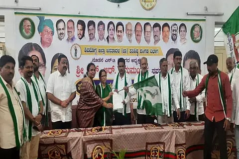 ಜೆಡಿಎಸ್ ಎಸ್‌ಟಿ ಘಟಕದ ಜಿಲ್ಲಾಧ್ಯಕ್ಷರಾಗಿ ಎಚ್.ಆರ್.ಹನುಮಂತಪ್ಪ ಅಧಿಕಾರ ಸ್ವೀಕರಿಸಿದರು. ಶಾರದಾ ಪೂರ್ಯಾನಾಯ್ಕ, ರಾಮಕೃಷ್ಣ, ಸೋಮಿನಕೊಪ್ಪ ಕಾಂತರಾಜ್, ನರಸಿಂಹ ಗಂಧದಮನೆ ಇತರರಿದ್ದರು.