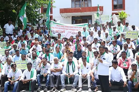 ವಾಲ್ಮೀಕಿ ಅಭಿವೃದ್ಧಿ ನಿಗಮದ ಅವ್ಯವಹಾರ ಖಂಡಿಸಿ ಜೆಡಿಎಸ್ ಎಸ್‌ಟಿ ಘಟಕದಿಂದ ಡಿಸಿ ಕಚೇರಿ ಎದುರು ಪ್ರತಿಭಟನೆ ನಡೆಸಲಾಯಿತು. ಎಚ್.ಆರ್.ಹನುಮಂತಪ್ಪ ಪ್ರತಿಭಟನಾ ಸಭೆಯಲ್ಲಿ ಮಾತನಾಡಿದರು. ಶಾರದಾ ಪೂರ‌್ಯಾನಾಯ್ಕ, ಕೆ.ಬಿ.ಪ್ರಸನ್ನಕುಮಾರ್, ಶಾರದಾ ಅಪ್ಪಾಜಿಗೌಡ, ಕೆ.ಎನ್.ರಾಮಕೃಷ್ಣ, ಕಾಂತರಾಜ್ ಸೋಮಿನಕೊಪ್ಪ, ಗೀತಾ ಸತೀಶ್, ಸುಧಾ ಮುಂತಾದವರು ಪ್ರತಿಭಟನೆಯಲ್ಲಿ ಭಾಗವಹಿಸಿದ್ದರು.