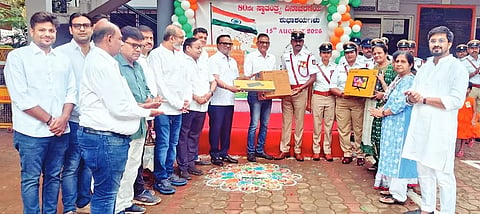 jito donation ಹುಬ್ಬಳ್ಳಿಯ ಪೂರ್ವ ಸಂಚಾರ ಠಾಣೆಗೆ ಜಿತೋ ಚಾಪ್ಟರ್​ ಫೌಂಡೇಷನ್​ ವತಿಯಿಂದ ಕಂಪ್ಯೂಟರ್​ ದೇಣಿಗೆ ನೀಡಲಾಯಿತು. ಅನಿಲಕುಮಾರ ಜೈನ್​, ಭವರಲಾಲ್​ ಸಿ. ಜೈನ್​, ಪ್ರವಿಣ ಚೌಧರಿ, ಮಹೇಂದ್ರ ಪಾಲ್ಗೊಟ ಇತರರು ಇದ್ದರು.