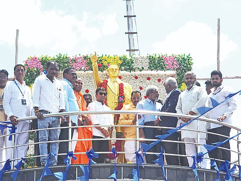 ಜಮಖಂಡಿ ತಾಲೂಕಿನ ಗೋಠೆ ಗ್ರಾಮದಲ್ಲಿ ಡಾ.ಬಿ.ಆರ್.ಅಂಬೇಡ್ಕರ್ ಅವರ ಪಂಚಲೋಹದ ಪುತ್ಥಳಿಯನ್ನು ಜ್ಞಾನಪ್ರಕಾಶ ಸ್ವಾಮೀಜಿ, ಮಾಜಿ ಶಾಸಕ ಆನಂದ ನ್ಯಾಮಗೌಡ ಅನಾವರಣಗೊಳಿಸಿದರು. ಬೆಳಗಾವಿ ವಲಯದ ಅಬಕಾರಿ ಆಯುಕ್ತ ಕೀರಪ್ಪ ಚಲವಾದಿ, ರ್ಜುನ ದಳವಾಯಿ, ಕಾಲೇಜ್ ಪ್ರಾಂಶುಪಾಲ ಎಸ್.ಎಂ. ಹಾದಿಮನಿ ಇದ್ದರು.