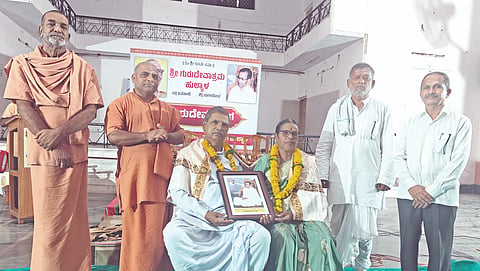 ಜಮಖಂಡಿ ತಾಲೂಕಿನ ಹುಲ್ಯಾಳ ಗ್ರಾಮದ ಶ್ರೀಗುರುದೇವಾಶ್ರಮದಲ್ಲಿ ನಡೆದ ಶ್ರೀಗುರುದೇವ ಸತ್ಸಂಗದ ಮಹಾಪ್ರಸಾದ ದಾಸೋಹಿ ಸುಭಾಸ ಕೋರಡ್ಡಿ ದಂಪತಿಯನ್ನು ಸನ್ಮಾನಿಸಲಾಯಿತು. ಗಂಗಾಧರ ಶ್ರೀಗಳು, ಹರ್ಷಾನಂದ ಶ್ರೀಗಳು, ಪ್ರೊ.ಬಸವರಾಜ ಕಡ್ಡಿ ಇತರರಿದ್ದಾರೆ.