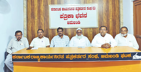  ಜಮಖಂಡಿ ನಗರದಲ್ಲಿ ಸಂಘದ ಅಧ್ಯಕ್ಷ ರಿಯಾಜ್ ಅಹ್ಮದ್ ಅವಟಿ ಮಾತನಾಡಿದರು. ಮೌಲಾಸಾಬ ನದ್ಾ, ರಫಿಕ ಬಾರಿಗಡ್ಡಿ, ಮಹಿಬೂಬಬ ಉಮರಾಣಿ ಇತರರಿದ್ದರು.