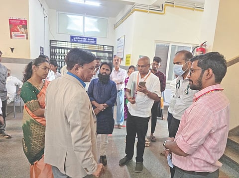 ಜಮಖಂಡಿ ನಗರದ ತಾಯಿ ಮತ್ತು ಮಕ್ಕಳ ಆಸ್ಪತ್ರೆಗೆ ಜಿಲ್ಲಾಧಿಕಾರಿ ಸಂಗಪ್ಪ ಭೆಟ್ಟಿ ನೀಡಿ ಪರಿಶಿಲಿಸಿದರು. ಎಸಿ ಶ್ವೇತಾ ಬೀಡಿಕರ, ತಹಸೀಲ್ದಾರ ಅನೀಲ ಬಡಿಗೇರ, ಡಾ. ವಾಸಣ್ಣ ಮುದಿಗೌಡರ, ಡಾ. ರಾಕೇಶ ಬಗಲಿ ಇತರರು ಇದ್ದರು.