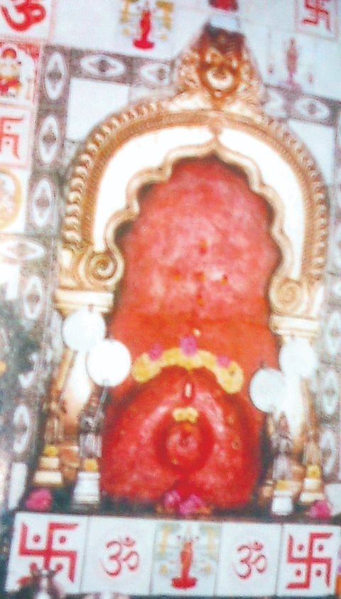  ಹುತ್ತಿನಾಕಾರದ ಸಾಲಿಗ್ರಾಮ ರೂಪದಲ್ಲಿರುವ ಮುತ್ತೂರ ಮಹಾಲಕ್ಷ್ಮೀಯ ಮೂಲ ವಿಗ್ರಹ.