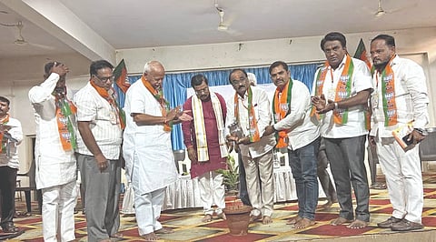 ಜಮಖಂಡಿ ತಾಲೂಕಿನ ಸಿದ್ಧಾಪೂರ ಗ್ರಾಮದ ಪುಷ್ಪಾತಾಯಿ ಶಿಕ್ಷಣ ಸಂಸ್ಥೆಯ ಸಭಾ ಭವನದಲ್ಲಿ ಹಮ್ಮಿಕೊಂಡಿದ್ದ ಬಿಜೆಪಿ ಪ್ರಶಿಕ್ಷಣ ವರ್ಗ ಮಹಾಭಿಯಾನ ಕಾರ್ಯಕ್ರಮವನ್ನು ಶಾಸಕ ನಾಡೋಜ ಜಗದೀಶ ಗುಡಗುಂಟಿ ಉದ್ಘಾಟಿಸಿದರು. ಮಾಜಿ ಶಾಸಕ ಶ್ರೀಕಾಂತ ಕುಲಕರ್ಣಿ, ಅಜಯ ಕಡಪಟ್ಟಿ, ಗಣೇಶ ಶಿರಗಣ್ಣವರ, ಮಲ್ಲು ದಾನಗೊಂಡ ಇತರರಿದ್ದರು.