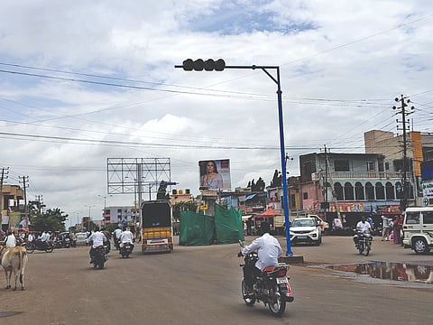 ಜಮಖಂಡಿ ನಗರದ ಟಿಪ್ಪು ಸುಲ್ತಾನ್ ಸರ್ಕಲ್‌ನಲ್ಲಿ ಸಿಗ್ನಲ್ ಲೈಟ್ ಕಂಬ ಅಳವಡಿಸಿರುವುದು.