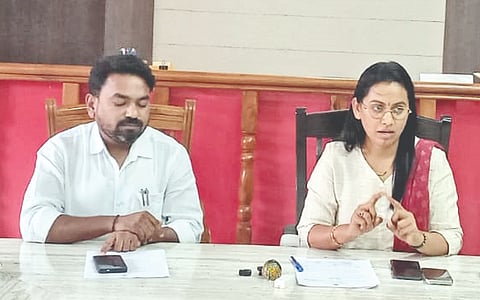 ಜಮಖಂಡಿಯಲ್ಲಿ ನಡೆದ ಸುದ್ದಿಗೋಷ್ಠಿಯಲ್ಲಿ ಎಸಿ ಶ್ವೇತಾ ಬೀಡಿಕರ ಮಾತನಾಡಿದರು. ತಹಸೀಲ್ದಾರ್ ಅನಿಲ ಬಡಿಗೆರ ಇದ್ದರು.