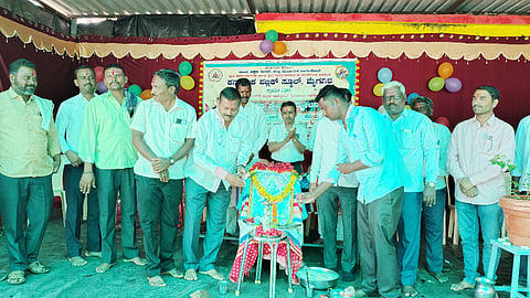  ಜಮಖಂಡಿ ತಾಲೂಕಿನ ಮೈಗೂರ ಗ್ರಾಮದ ಕರ್ನಾಟಕ ಪಬ್ಲಿಕ್ ಸ್ಕೂಲ್‌ನಲ್ಲಿ ಹಮ್ಮಿಕೊಂಡಿದ್ದ ಬೀಳ್ಗೊಡುಗೆ ಹಾಗೂ ವಾರ್ಷಿಕ ಸ್ನೇಹ ಸಮ್ಮಿಲನ ಕಾರ್ಯಕ್ರಮಕ್ಕೆ ಉಪ ಪ್ರಾಚಾರ್ಯ ಬಿ.ಎಂ.ಬಳೋಲಮಟ್ಟಿ ಚಾಲನೆ ನೀಡಿದರು. ಬಾಹುಬಲಿ ಕವಟಕೋಪ್ಪ, ಎಂ.ಎಲ್. ಪಾಟೀಲ, ಬಿ.ಎಂ. ಬಳೊಮಟ್ಟಿ, ಮಹಾದೇವ ಬಿಮನಹಳ್ಳಿ ಇತರರಿದ್ದರು.