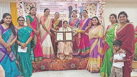 ಜಮಖಂಡಿ ನಗರದಲ್ಲಿ ವಿಜಯಪುರ ಅಕ್ಕಮಹಾದೇವಿ ಮಹಿಳಾ ವಿಶ್ವವಿದ್ಯಾಲಯದ ಗೌರವ ಡಾಕ್ಟರೇಟ್ ಪುರಸ್ಕೃತೆ ಡಾ. ಆಶಾದೇವಿ ಗುಡಗುಂಟಿ ಅವರನ್ನು ವಿವಿಧ ಮಹಿಳಾ ಸಂಘಟನೆಗಳ ಪದಾಧಿಕಾರಿಗಳು ಸನ್ಮಾನಿಸಿದರು. ಬಿಜೆಪಿ ಮಹಿಳಾ ಮೋರ್ಚಾ ರಾಜ್ಯ ಉಪಾಧ್ಯಕ್ಷೆ ಡಾ. ವಿಜಯಲಕ್ಷ್ಮೀ ತುಂಗಳ, ಶಾರದಾ ಮುಳ್ಳೂರ, ಗೌರಿ ಈಶ್ವರ ಇತರರಿದ್ದರು.
