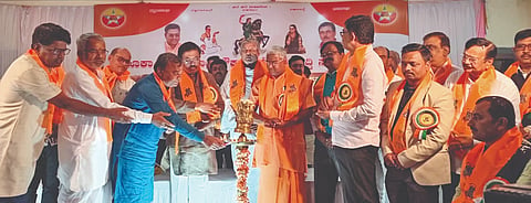 ಜಮಖಂಡಿ ನಗರದ ಹೊರ ವಲಯದ ಮೈಗೂರ ರಸ್ತೆಯಲ್ಲಿರುವ ಪಂಚಮಸಾಲಿ ಸಮಾಜದ ಸಮುದಾಯ ಭವನದಲ್ಲಿ ಕರ್ನಾಟಕ ರಾಜ್ಯ ವೀರಶೈವ ಲಿಂಗಾಯತ ಪಂಚಮಸಾಲಿ ನೌಕರರ ಕ್ಷೇಮಾಭಿವೃದ್ಧಿ ಸಂಘ ತಾಲೂಕು ಘಟಕ ಆಶ್ರಯದಲ್ಲಿ ಆಯೋಜಿಸಿದ ತಾಲೂಕು ಪಂಚಮಸಾಲಿ ನೌಕರರ ಸಮಾವೇಶ ಹಾಗೂ ಸಾಧಕ ನೌಕರರ ಸನ್ಮಾನ ಸಮಾರಂಭ ಕಾರ್ಯಕ್ರಮ ಮಾಜಿ ಸಚಿವ ಮುರುಗೇಶ ನಿರಾಣಿ ಉದ್ಘಾಟಿಸಿದರು. ಕಮರಿಮಠದ ಶ್ರೀ ಸಿದ್ಧಲಿಂಗದೇವರು, ಆಲಗೂರ ಧರಿದೇವರ ಮಠದ ಲಕ್ಷ್ಮಣಮುತ್ಯಾ, ಪಂಚಮಸಾಲಿ ಸಮಾಜದ ಅಧ್ಯಕ್ಷ ಸೋಮನಗೌಡ ಪಾಟೀಲ ಇತರರಿದ್ದರು.