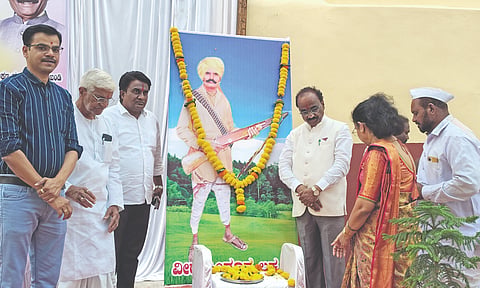  ಜಮಖಂಡಿ ನಗರದಲ್ಲಿ ವೀರ ಸಿಂಧೂರ ಲಕ್ಷ್ಮಣ ಮಾರುಕಟ್ಟೆಯನ್ನು ಶಾಸಕ ನಾಡೋಜ ಜಗದೀಶ ಗುಡಗುಂಟಿ ಉದ್ಘಾಟಿಸಿದರು. ವಿಧಾನ ಪರಿಷತ್ ಮಾಜಿ ಸದಸ್ಯ ಜಿ.ಎಸ್. ನ್ಯಾಮಗೌಡ, ಪೌರಾಯುಕ್ತ ಜ್ಯೋತಿ ಗಿರೀಶ, ಡಾ. ವಿಜಯಲಕ್ಷ್ಮೀ ತುಂಗಳ ಇದ್ದಾರೆ.