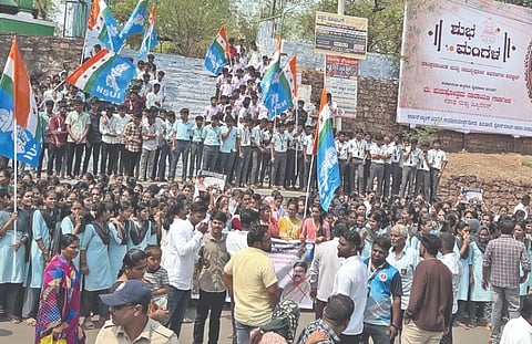 ಜಮಖಂಡಿ ನಗರದ ದೇಸಾಯಿ ವೃತ್ತದಲ್ಲಿ ಭಾರತೀಯ ರಾಷ್ಟ್ರೀಯ ವಿದ್ಯಾರ್ಥಿ ಒಕ್ಕೂಟ ವತಿಯಿಂದ ಬೃಹತ್ ಪ್ರತಿಭಟನೆ ನಡೆಸಿದರು. ಜಿಲ್ಲಾಧ್ಯಕ್ಷ ವಿಜಯ ತಿಪ್ಪರಡ್ಡಿ, ರಮೇಶ ಅಮಾತಿ, ಸಿದ್ದು ಧನಗರ, ಅವಿನಾಶ ಚಿನಗುಂಡಿ, ಆನಂದ ಕಾಂಬಳೆ ಇತರರಿದ್ದರು.