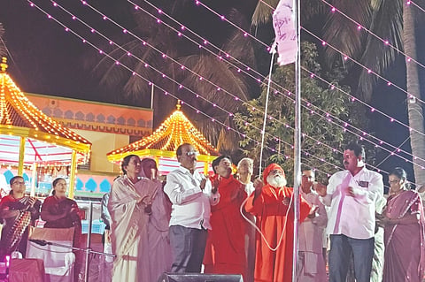 ಜಮಖಂಡಿ ಓಲೆಮಠದದ ಜಾತ್ರಾಮಹೋತ್ಸವಕ್ಕೆ ಮಹಾಂತ ಮಹಾಸ್ವಾಮಿಗಳು ಷಟಸ್ಥಲ ಧ್ವಜಾರೋಹಣ ನೆರವೇರಿಸಿದರು. ಶಾಸಕ ಜಗದೀಶ ಗುಡಗುಂಟಿ, ಶಿವಲಿಂಗ ಶ್ರೀಗಳು, ಜಿ.ಎಸ್. ನ್ಯಾಮಗೌಡ ಇತರರಿದ್ದಾರೆ.