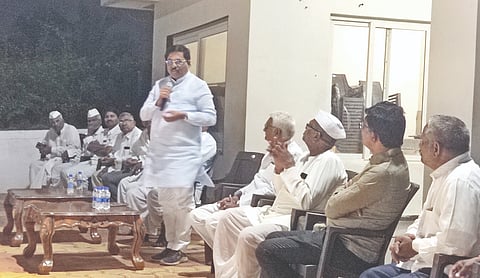 ಜಮಖಂಡಿ ತಾಲೂಕಿನ ಸಾಯಿಪ್ರಿಯಾ ಸಕ್ಕರೆ ಕಾರ್ಖಾನೆಯ ಆವರಣದಲ್ಲಿ ಸೋಮವಾರ ಸಂಜೆ ಹಮ್ಮಿಕೊಂಡಿದ್ದ ರೈತರ ಸಭೆಯಲ್ಲಿ ಎಂಆರ್‌ಎನ್ ಸಮೂಹ ಸಂಸ್ಥೆಗಳ ಸಂಸ್ಥಾಪಕ ಮಾಜಿ ಸಚಿವ ಮುರುಗೇಶ ನಿರಾಣಿ ಮಾತನಾಡಿದರು. ಶಂಕರ ಕಿತ್ತೂರ, ಶಂಕರಗೌಡ ಪಾಟೀಲ, ಆನಂದ ಕಂಪೂ, ಭೀಮಪ್ಪ ಹಿಪ್ಪರಗಿ, ಮಲ್ಲನಗೌಡ ಪಾಟೀಲ, ರಾಮನಗೌಡ ಪಾಟೀಲ, ಮೀರಾಸಾಬ ಗದ್ಯಾಳ ಇತರರಿದ್ದರು.