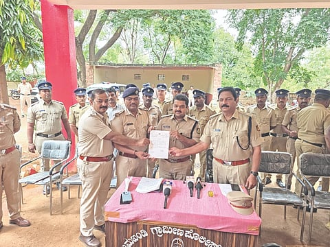  ಜಮಖಂಡಿ ನಗರದ ಗ್ರಾಮೀಣ ಪೊಲೀಸ್ ಠಾಣಾ ಆವರಣದಲ್ಲಿ ನಡೆದ ಸಭೆಯಲ್ಲಿ ಸಿಪಿಐ ಮಲ್ಲಪ್ಪ ಮಡ್ಡಿ ಅವರಿಗೆ ಎಸ್‌ಪಿ ಸಿದ್ಧಾರ್ಥ ಗೋಯಲ್ ಪ್ರಶಂಸಾ ಪತ್ರ ನೀಡಿ ಅಭಿನಂದಿಸಿದರು.