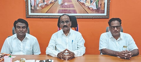 ಜಮಖಂಡಿ ನಗರದ ಸಾಕ್ಷಾತ್ಕಾರ ಗೃಹ ಕಚೇರಿಯಲ್ಲಿ ಶಾಸಕ ನಾಡೋಜ ಜಗದೀಶ ಗುಡಗುಂಟಿ ಸುದ್ದಿಗಾರರೊಂದಿಗೆ ಮಾತನಾಡಿದರು. ಅಜಯ ಕಡಪಟ್ಟಿ, ಮಲ್ಲು ದಾನಗೊಂಡ ಇದ್ದರು.