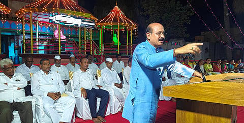ಜಮಖಂಡಿ ನಗರದ ಓಲೆಮಠದ ಆಶ್ರಯದಲ್ಲಿ ನಡೆಯುತ್ತಿರುವ ಜಾತ್ರಾಮಹೋತ್ಸವ ಅಂಗವಾಗಿ ಶನಿವಾರ ನಡೆದ ಕಾರ್ಯಕ್ರಮದಲ್ಲಿ ಶರಣತತ್ವ ಚಿಂತಕ ಡಾ.ಜೆ.ಎಸ್. ಪಾಟೀಲ ಉಪನ್ಯಾಸ ನೀಡಿದರು. ಸುರೇಶಗೌಡ ಪಾಟೀಲ, ವರ್ಧಮಾನ ನ್ಯಾಮಗೌಡ, ರವಿ ತೇಲಿ, ನಾಗಪ್ಪ ಮುತ್ತಕ್ಕನವರ ಇತರರು ಇದ್ದಾರು.